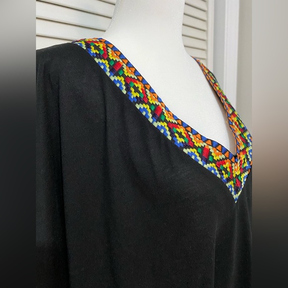 XX-Large Black V-Neck Colorful Diamond Woven Pattern T-Shirt - Picture 4 of 4